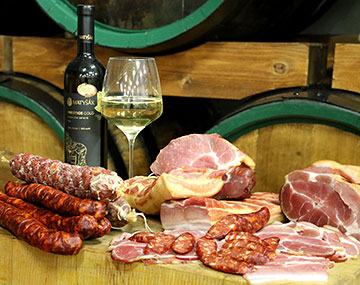 Come and taste our best wines and home-made meals, including delicacies from our butcher’s shop.