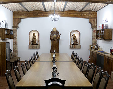 K dispozícii je salónik Dom Perignon do 26 miest a sedenie v priestoroch haly s múzeom pre 60 osôb (max. 90).