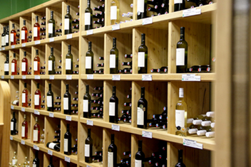Možnosť nákupu vína a 100% hroznovej šťavy v podnikovej vinotéke.